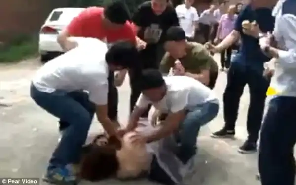 Bridesmaid Calls Police After Being Fondled By At Least 5 Male Guests At A Wedding Photos